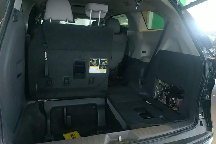 Used Toyota Granvia 2023 2.5L Hybrid Comfort Edition Trunk