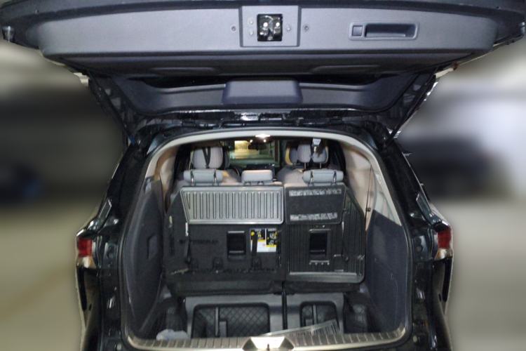 Used Toyota Granvia 2023 2.5L Hybrid Luxury Edition Trunk