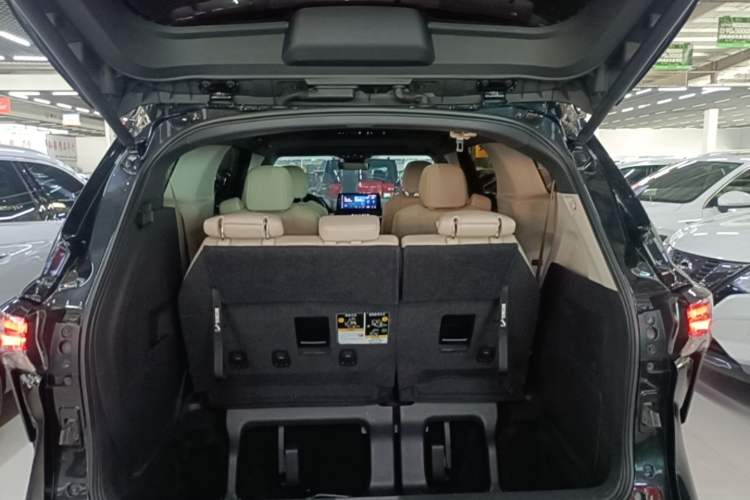 Used Toyota Granvia 2023 2.5L Hybrid Prestige PLUS Edition Trunk