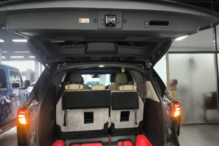 Used Toyota Granvia 2023 2.5L Hybrid Prestige PLUS Edition Trunk