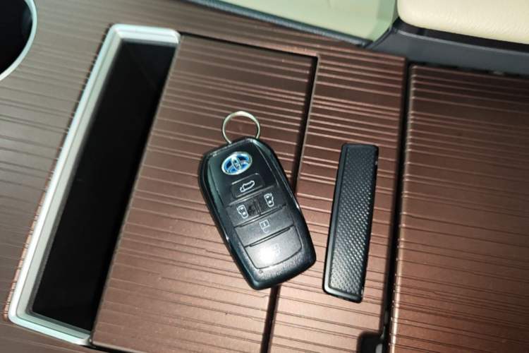 Used Toyota Granvia 2023 2.5L Hybrid Prestige PLUS Edition Vehicle Key