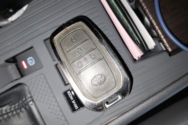 Used Toyota Granvia 2023 2.5L Hybrid Luxury Edition Vehicle Key