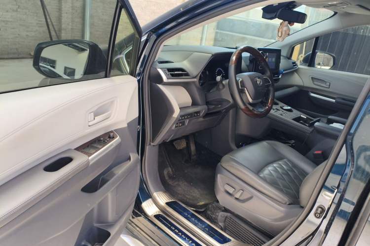 Used Toyota Granvia 2023 2.5L Hybrid Luxury Edition Driver Seat
