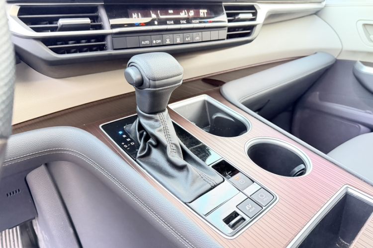 Used Toyota Granvia 2023 2.5L Hybrid Comfort Edition Gear Lever