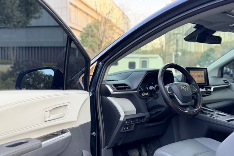 Used Toyota Granvia 2023 2.5L Hybrid Comfort Edition Interior 1