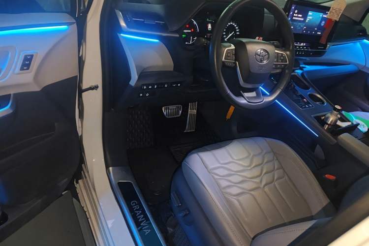 Used Toyota Granvia 2023 2.5L Hybrid Prestige PLUS Edition Interior 3