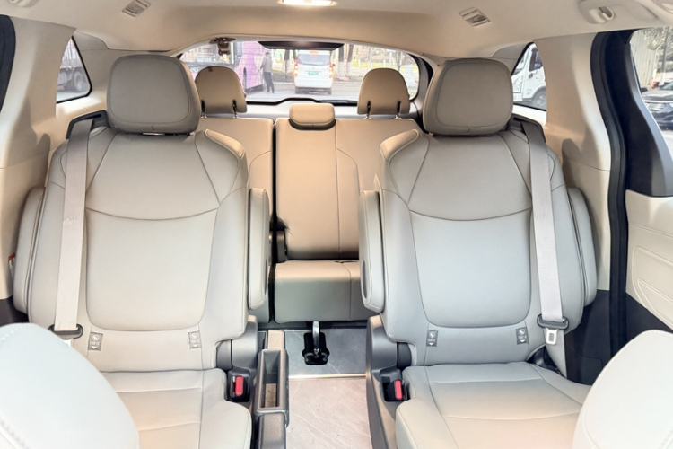 Used Toyota Granvia 2023 2.5L Hybrid Comfort Edition Interior 3