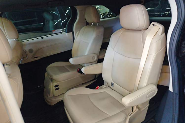 Used Toyota Granvia 2023 2.5L Hybrid Prestige Wellness PLUS Edition Interior 4