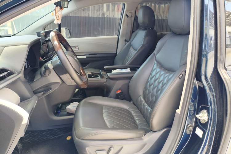 Used Toyota Granvia 2023 2.5L Hybrid Luxury Edition Left Front Seat
