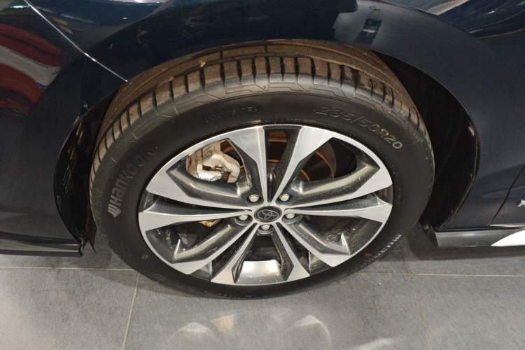 Used Toyota Granvia 2023 2.5L Hybrid Flagship VIP Edition Left Front Wheel Hub