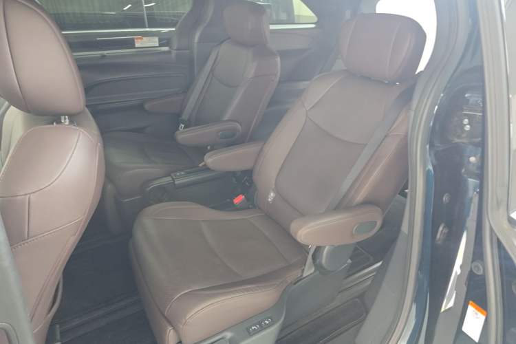 Used Toyota Granvia 2023 2.5L Hybrid Flagship VIP Edition Left Rear Seat