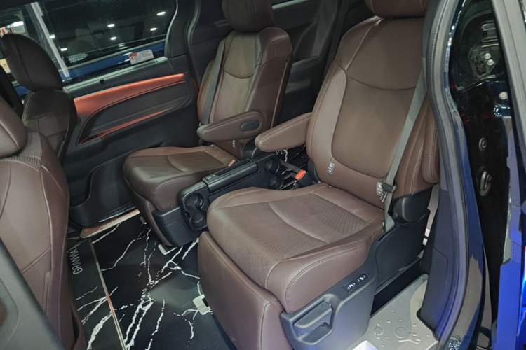 Used Toyota Granvia 2023 2.5L Hybrid Flagship VIP Edition Left Rear Seat