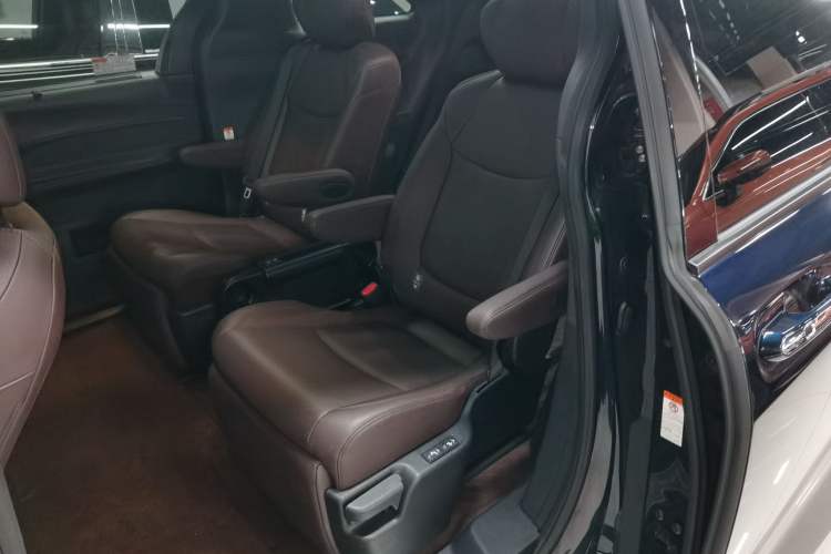 Used Toyota Granvia 2023 2.5L Hybrid Flagship VIP Edition Left Rear Seat