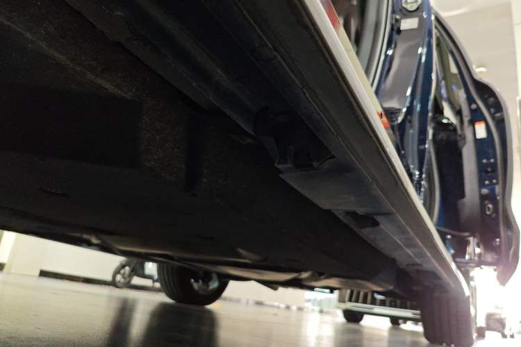 Used Toyota Granvia 2023 2.5L Hybrid Flagship VIP Edition Left Side Sill