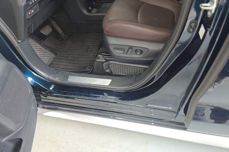 Used Toyota Granvia 2023 2.5L Hybrid Flagship VIP Edition Left Side Sill