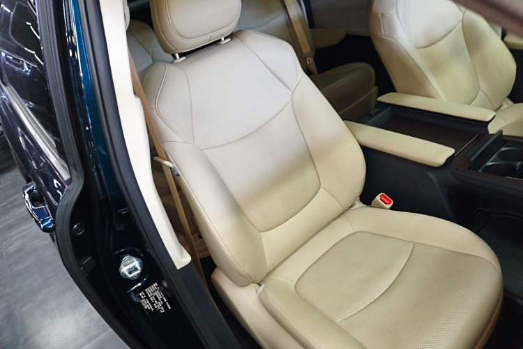 Used Toyota Granvia 2023 2.5L Hybrid Prestige Wellness PLUS Edition Right Front Seat