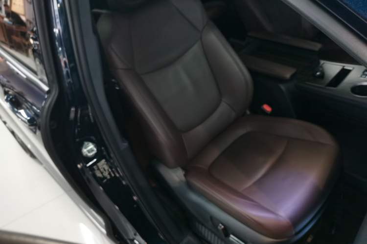 Used Toyota Granvia 2023 2.5L Hybrid Flagship VIP Edition Right Front Seat