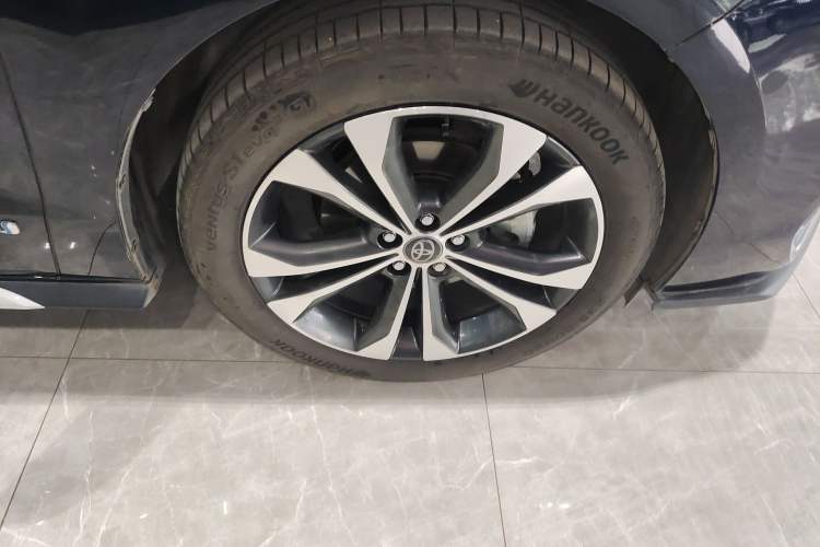 Used Toyota Granvia 2023 2.5L Hybrid Flagship VIP Edition Right Front Wheel Hub