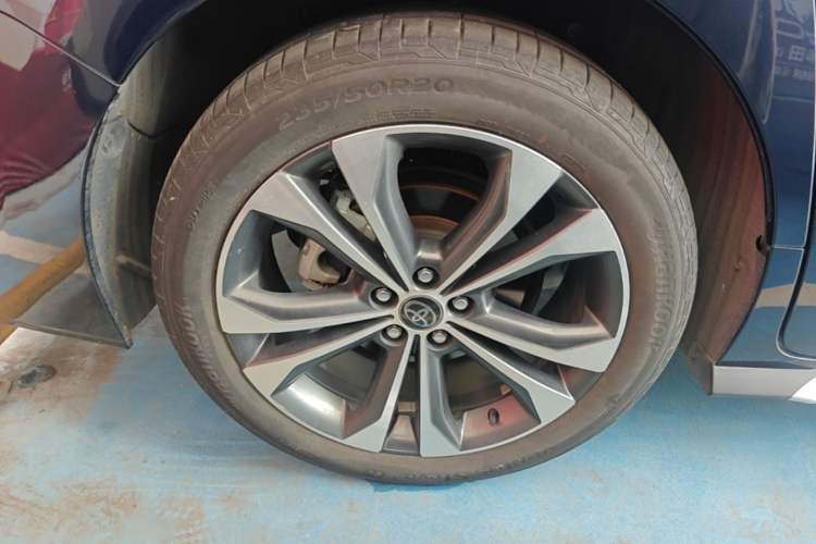 Used Toyota Granvia 2023 2.5L Hybrid Flagship VIP Edition Right Rear Wheel Hub