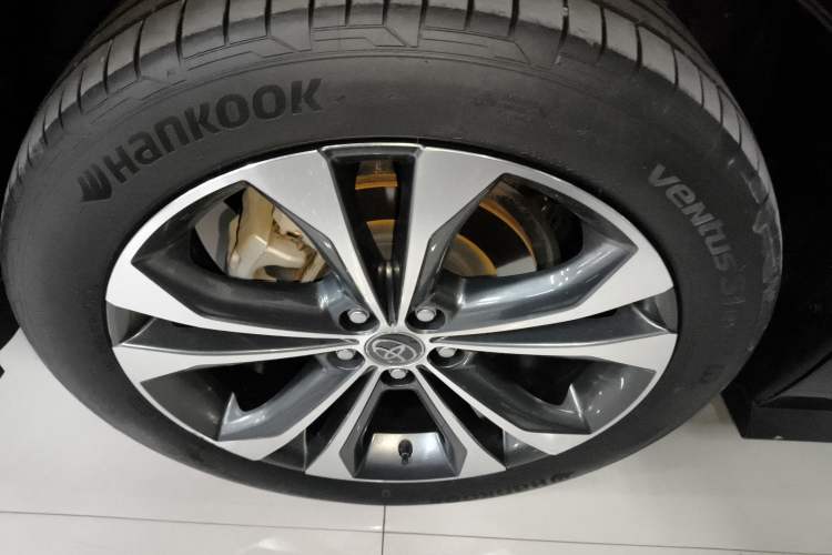 Used Toyota Granvia 2023 2.5L Hybrid Flagship VIP Edition Right Rear Wheel Hub