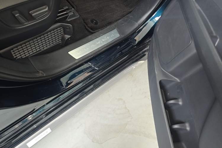 Used Toyota Granvia 2023 2.5L Hybrid Flagship VIP Edition Right Side Sill