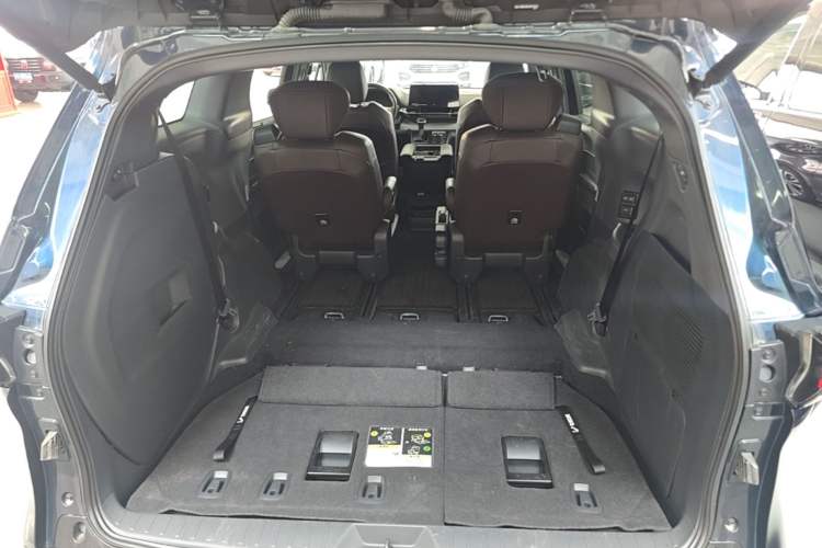 Used Toyota Granvia 2023 2.5L Hybrid Flagship VIP Edition Trunk