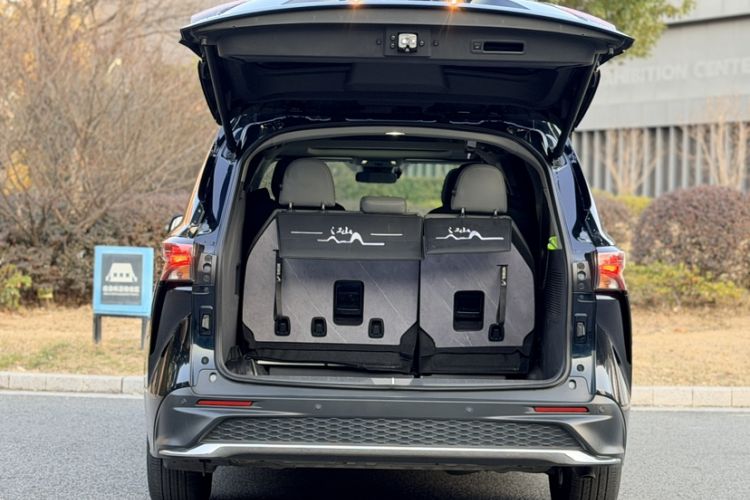 Used Toyota Granvia 2023 2.5L Hybrid Comfort Edition Trunk
