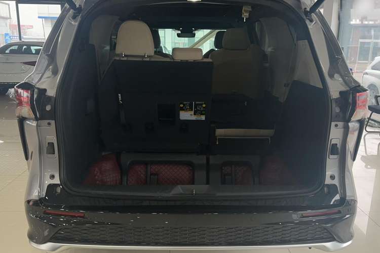 Used Toyota Granvia 2023 2.5L Hybrid Prestige PLUS Edition Trunk