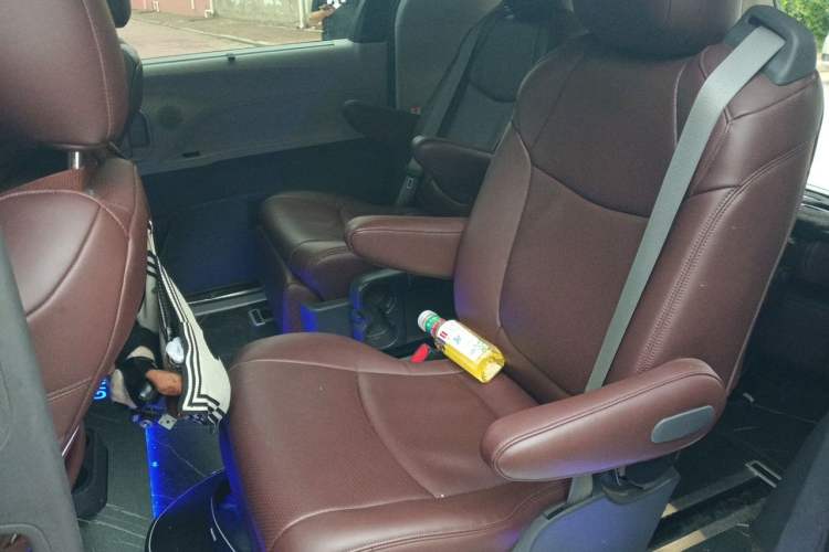 Used Toyota Granvia 2023 2.5L Hybrid Luxury Edition Left Rear Seat