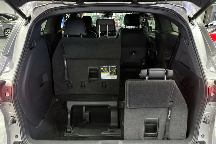 Used Toyota Granvia 2023 2.5L Hybrid Prestige VIP Edition Exterior 2