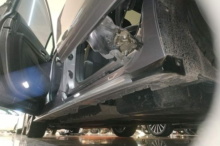 Used Toyota Granvia 2023 2.5L Hybrid Prestige VIP Edition Left Side Sill
