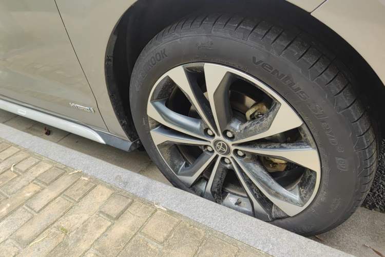 Used Toyota Granvia 2023 2.5L Hybrid Flagship VIP Edition Right Front Wheel Hub