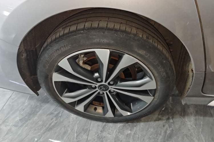 Used Toyota Granvia 2023 2.5L Hybrid Prestige VIP Edition Right Rear Wheel Hub