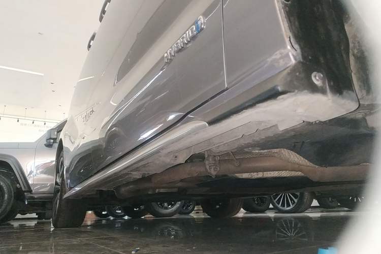 Used Toyota Granvia 2023 2.5L Hybrid Prestige VIP Edition Right Side Sill