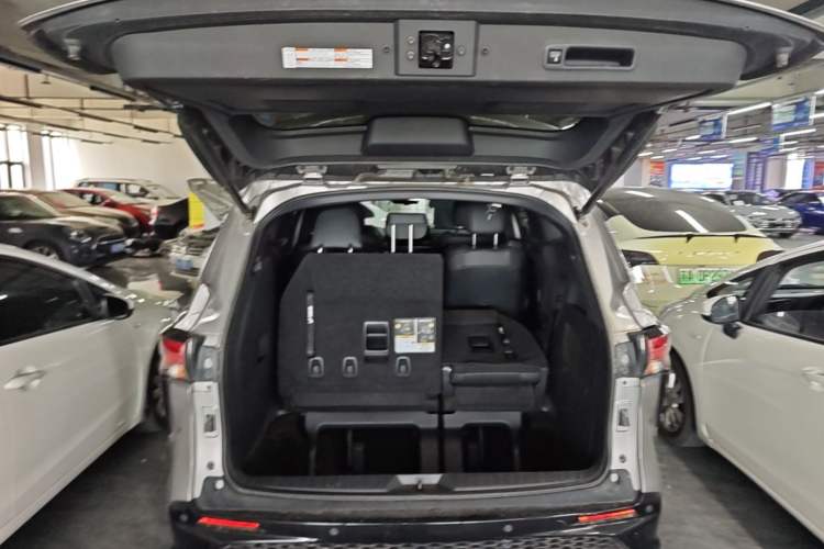 Used Toyota Granvia 2023 2.5L Hybrid Prestige VIP Edition Trunk