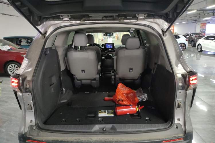 Used Toyota Granvia 2023 2.5L Hybrid Comfort Edition Trunk