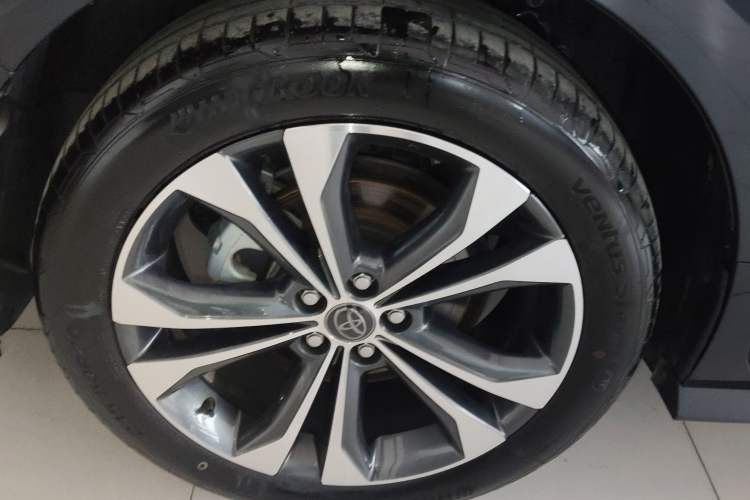 Used Toyota Granvia 2023 2.5L Hybrid Flagship VIP Edition Right Rear Wheel Hub