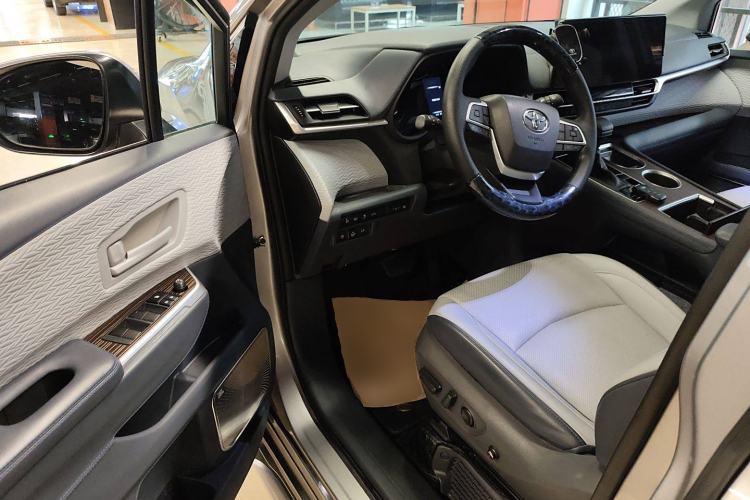 Used Toyota Granvia 2023 2.5L Hybrid Comfort Edition Driver Seat
