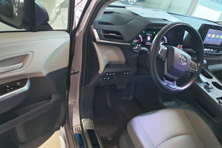 Used Toyota Granvia 2023 2.5L Hybrid Luxury Edition Driver Seat