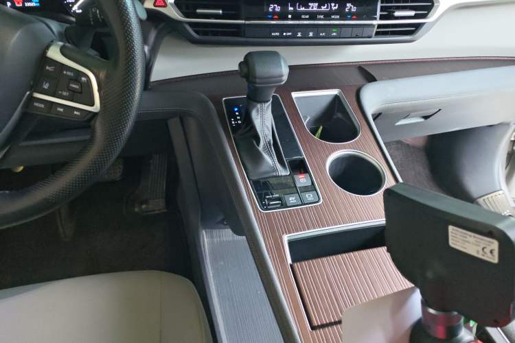 Used Toyota Granvia 2023 2.5L Hybrid Luxury Edition Gear Lever