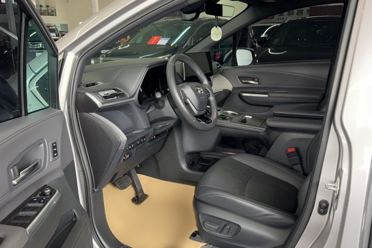Used Toyota Granvia 2023 2.5L Hybrid Prestige VIP Edition Interior 2