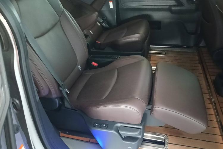 Used Toyota Granvia 2023 2.5L Hybrid Flagship VIP Edition Left Front Seat