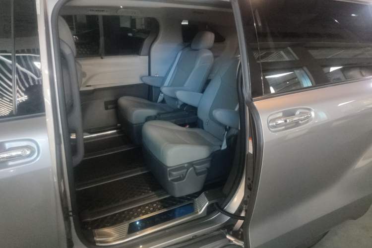 Used Toyota Granvia 2023 2.5L Hybrid Comfort Edition Left Rear Seat