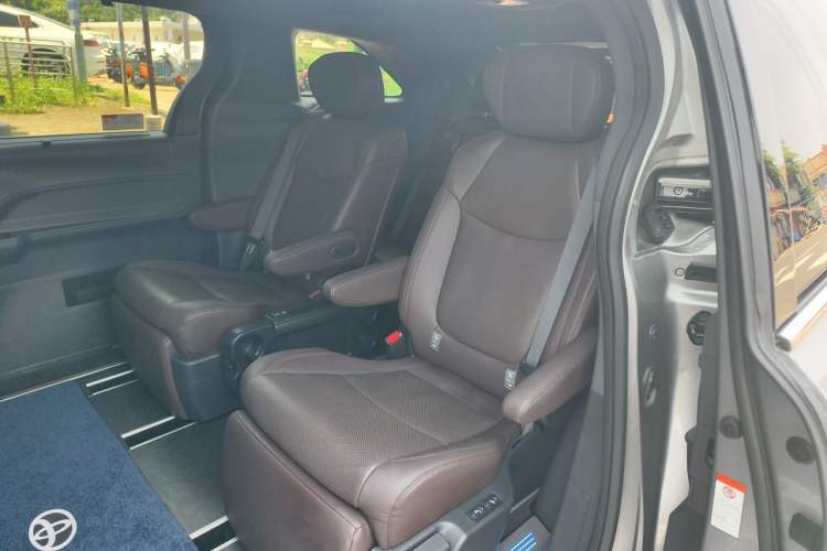 Used Toyota Granvia 2023 2.5L Hybrid Flagship VIP Edition Left Rear Seat