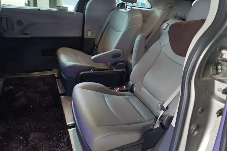 Used Toyota Granvia 2023 2.5L Hybrid Luxury Edition Left Rear Seat