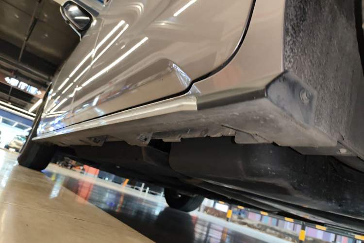 Used Toyota Granvia 2023 2.5L Hybrid Comfort Edition Left Side Sill