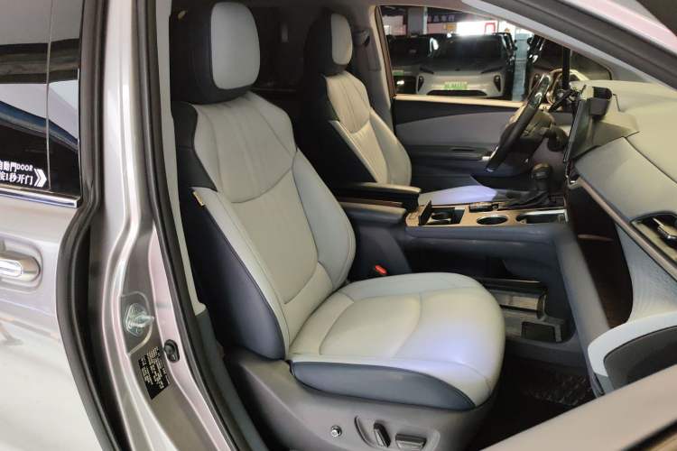 Used Toyota Granvia 2023 2.5L Hybrid Comfort Edition Right Front Seat