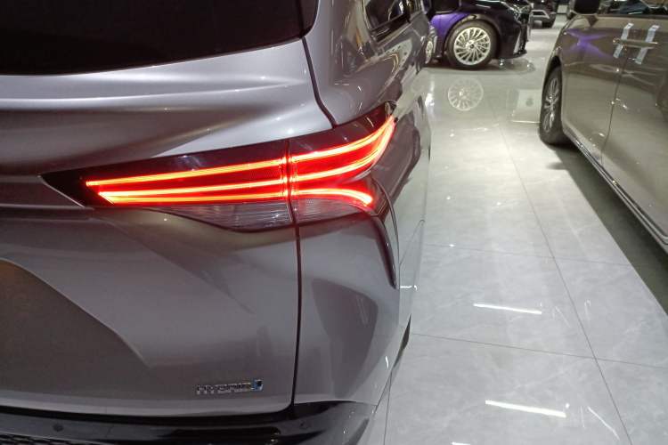 Used Toyota Granvia 2023 2.5L Hybrid Prestige VIP Edition Right Rear Taillight
