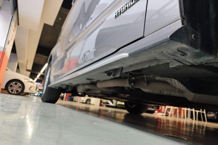 Used Toyota Granvia 2023 2.5L Hybrid Comfort Edition Right Side Sill