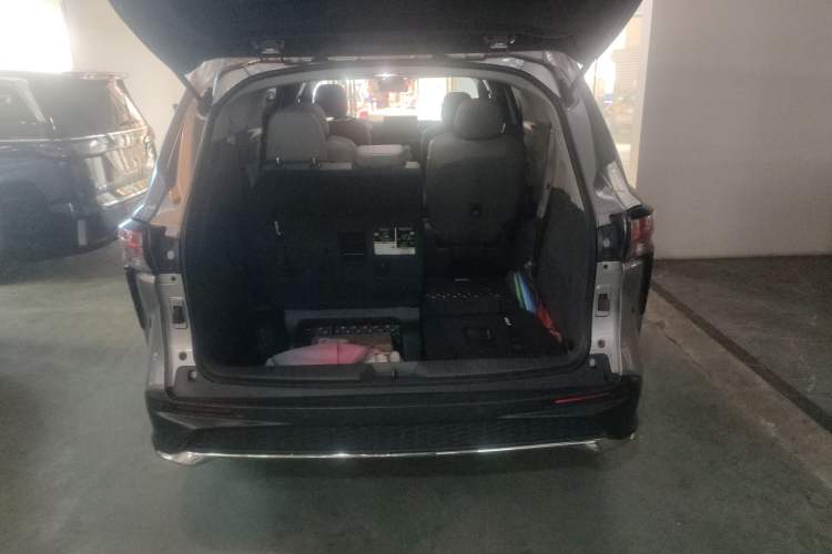 Used Toyota Granvia 2023 2.5L Hybrid Comfort Edition Trunk